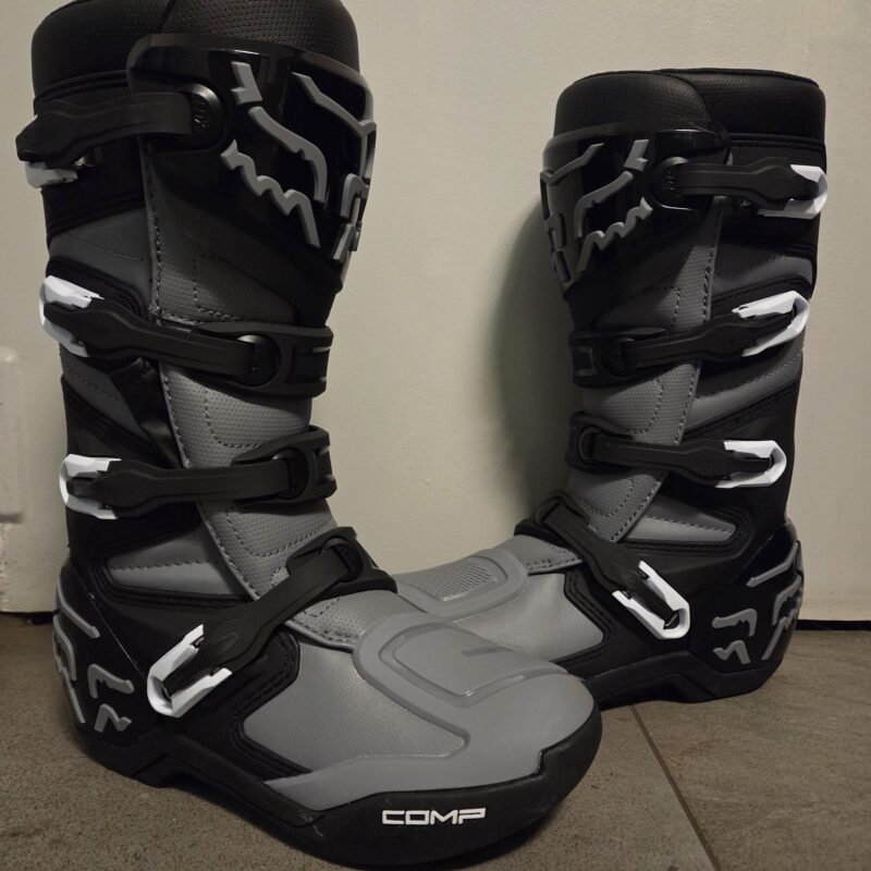 FOX Stiefel Comp Core Youth
Grösse 40,
Farbe grau/schwarz
Auf Lager